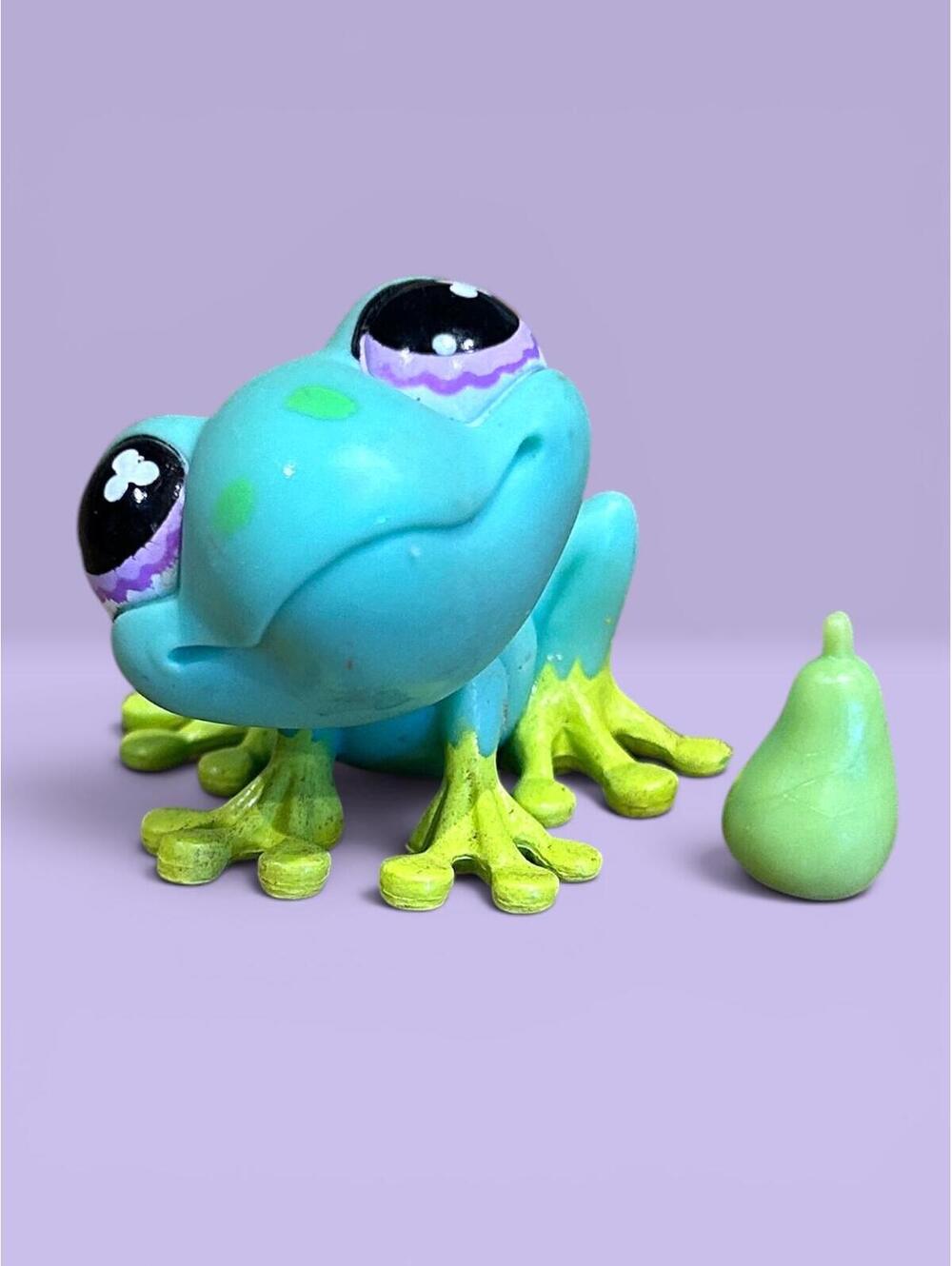 Littlest Pet Shop LPS Green Spotted Frog #479 with Pear Accessory